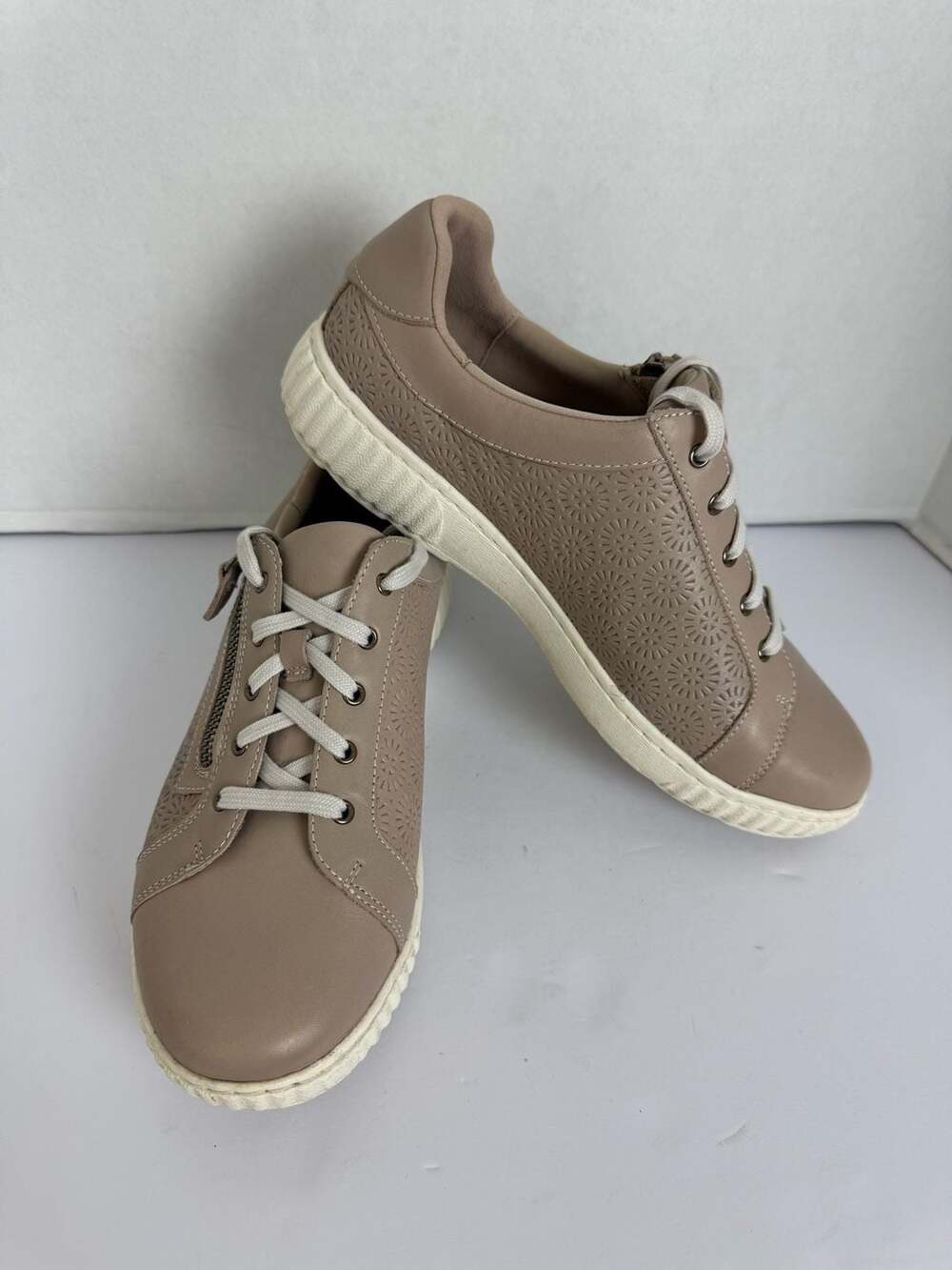 Clarks - Picture 3 of 8